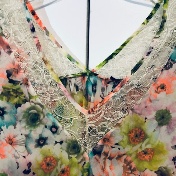 ASTR lace trim floral blouse - Picture 5 of 6